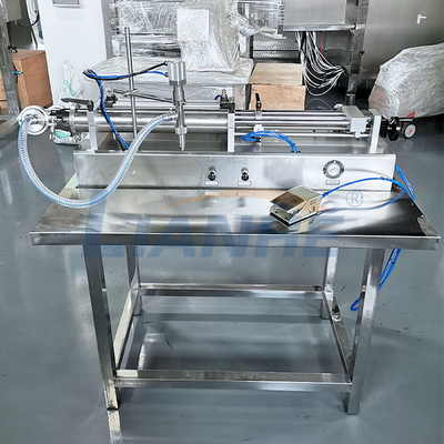 Halb automatisches flüssiges horizontales langlebiges Gut der Füllmaschine-0.6-0.8MPa