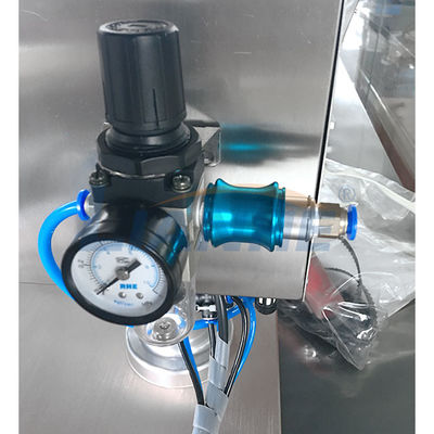 Halb automatische Flaschen-mit einer Kappe bedeckende Maschine 220V/110V mit 4 Rollen