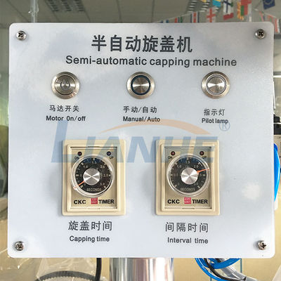 Halb automatische Flaschen-mit einer Kappe bedeckende Maschine 220V/110V mit 4 Rollen